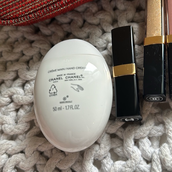 CHANEL HOLIDAY 5pc Gift Set LIP GLOSS/ BALM & Hydration on Hand w/ POUCH - Picture 3 of 9